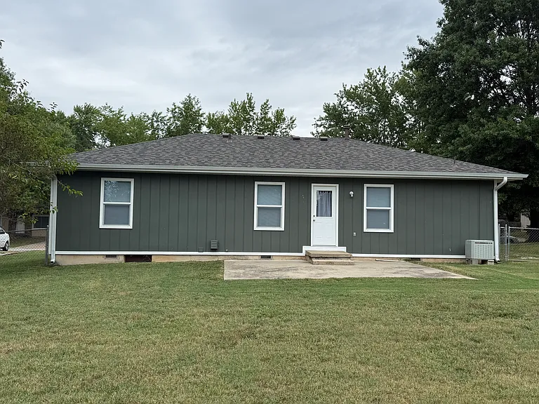 706 E Dyann Dr — Photo 2