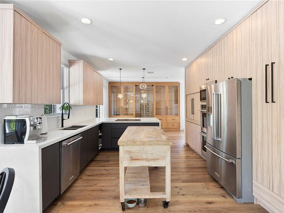 1st image of 932 Nandina Dr #932