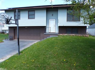 1215 Rolling Meadows Rd, Marshalltown, IA 50158