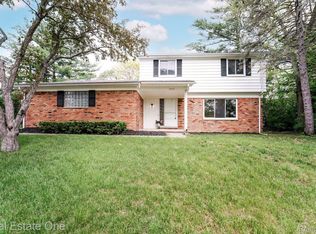 3901 Lake Oakland Shores Dr, Waterford, MI 48329