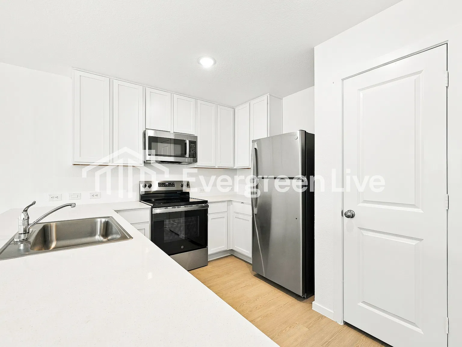 4 bed, 2.0 bath, 1600 sqft, $1,470 — Photo 3