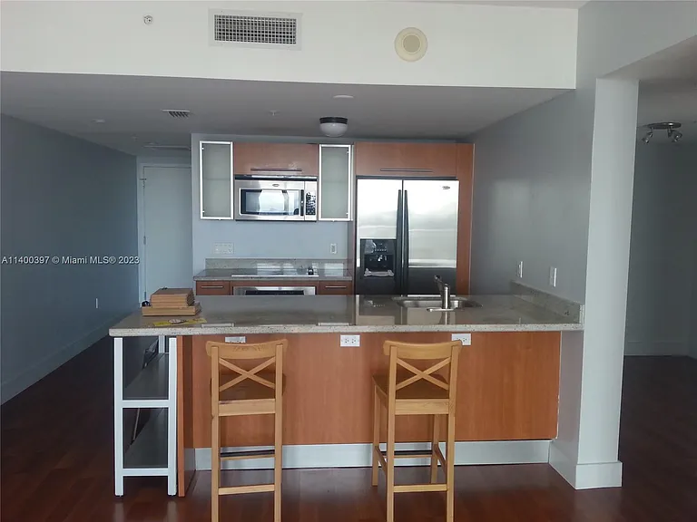 185 SW 7th St #4 — Photo 6