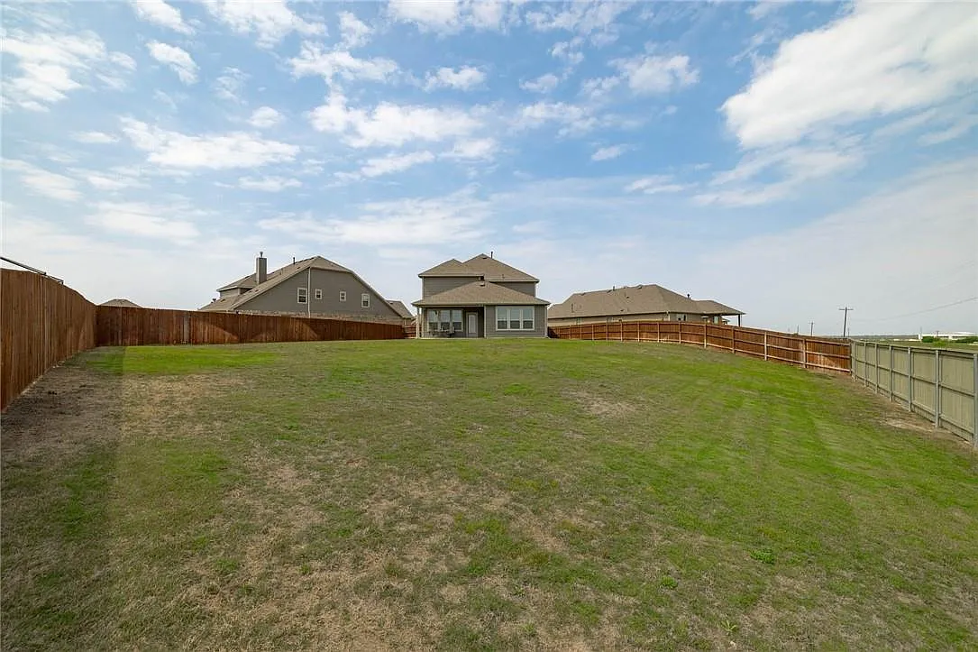 4 bed, 2.5 bath, 3369 sqft, $3,100 — Photo 4