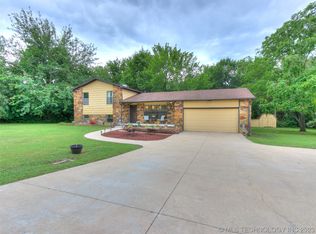 5942 E Hunter Ln, Claremore, OK 74019