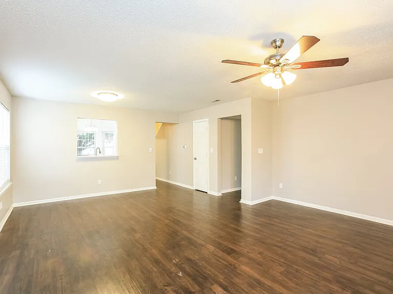 9761 Trail Dr — Photo 6
