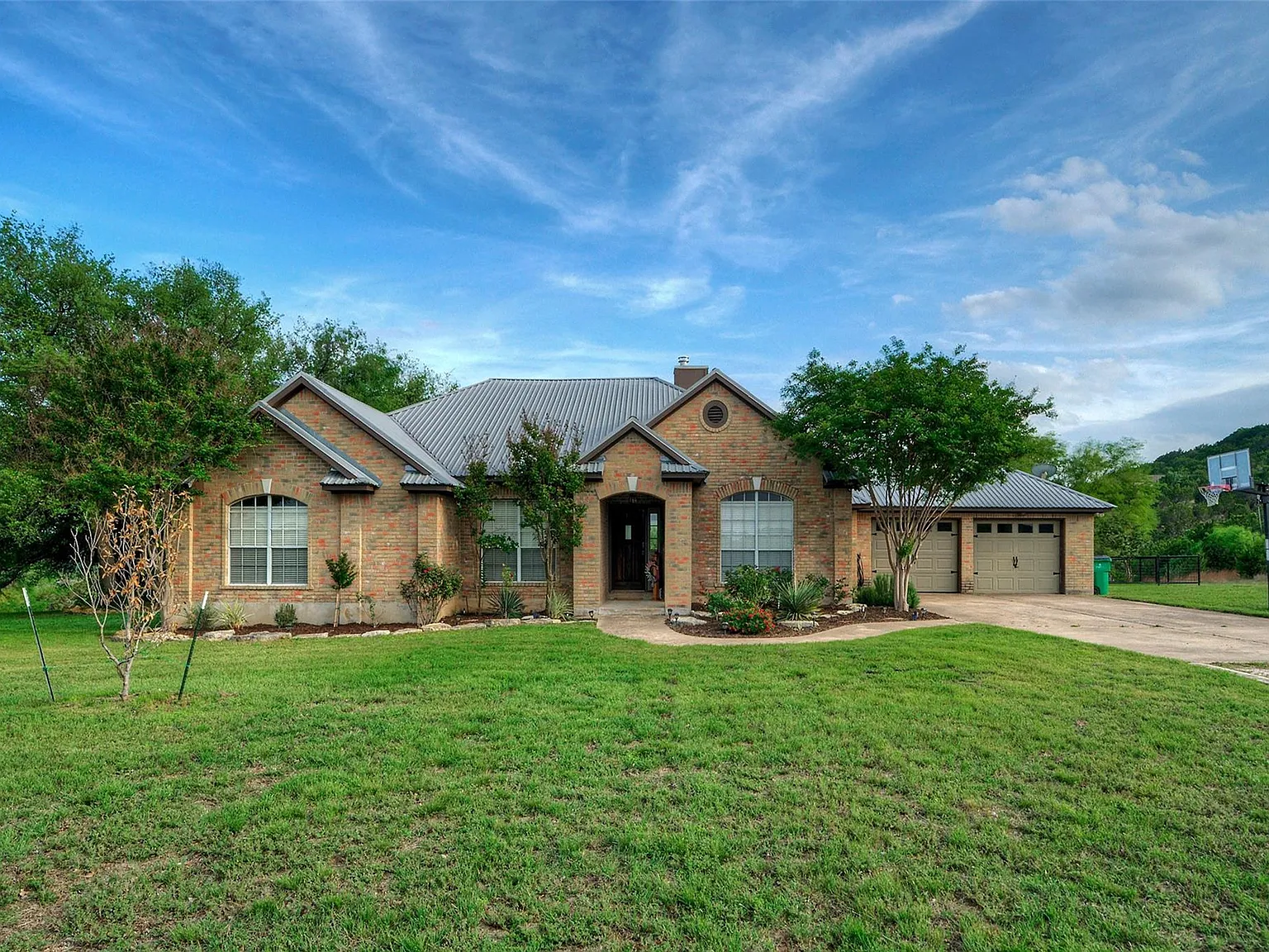 4 bed, 2.5 bath, 2561 sqft, $2,500 — Photo 1
