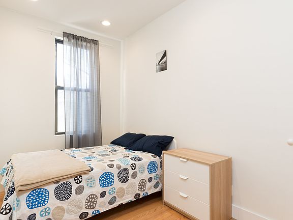 3rd image of 211 Nassau Ave APT 2L