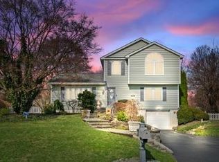 3 Continental Dr, New Windsor, NY 12553