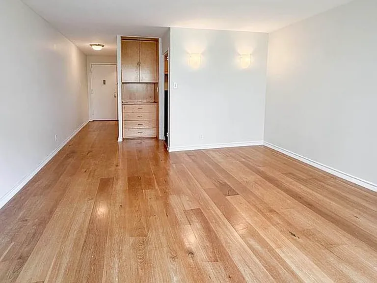 330 W 45th St #4E — Photo 4