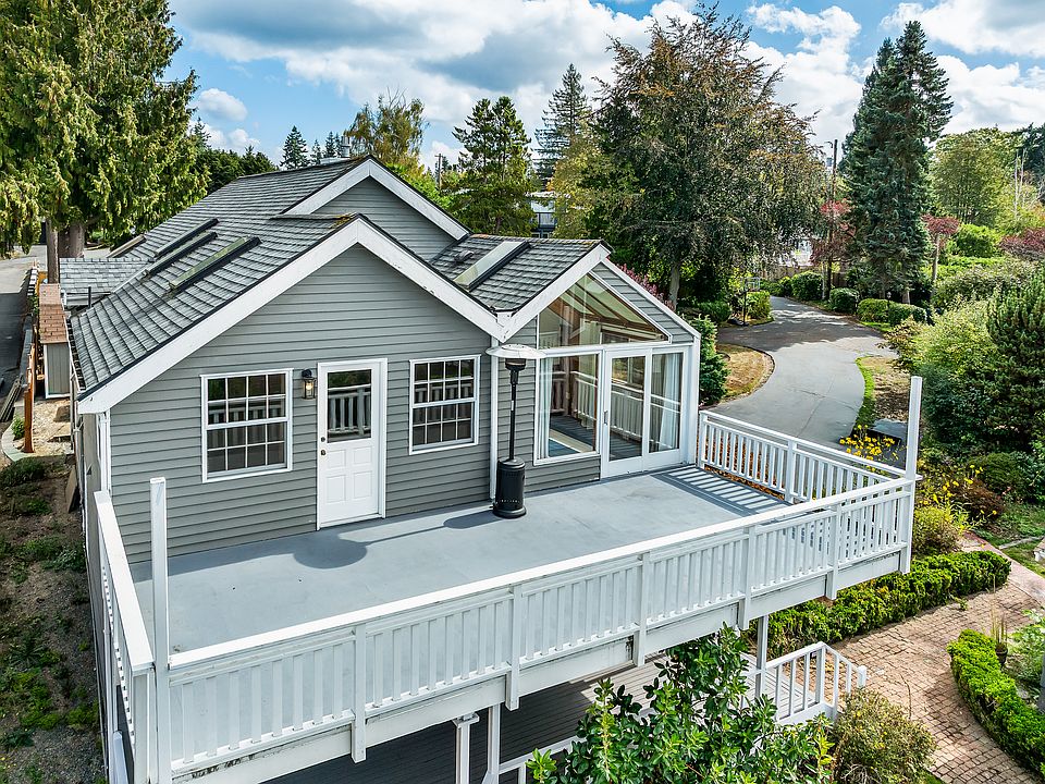 Large deck, note the sunroom on the left