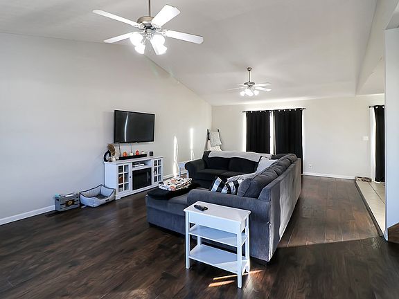 4th image of 605 Marquis Cir