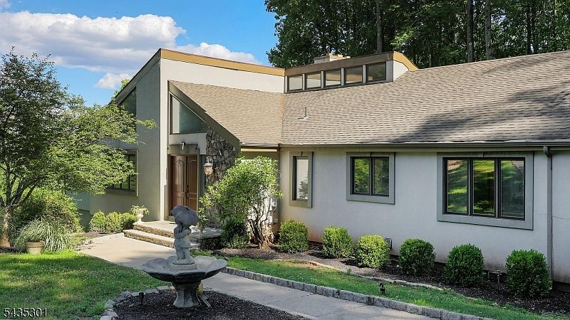 1st image of 2 Springdale Ln