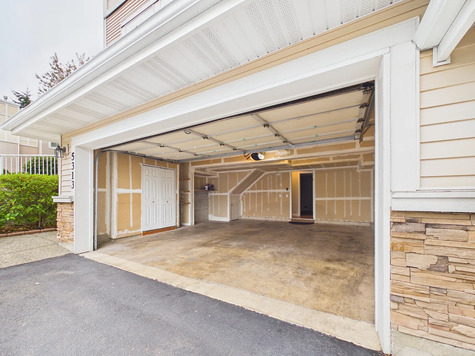 3 bed, 2201 sqft, $4,000 — Photo 3
