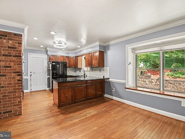 2029 Farragut Dr — Photo 2