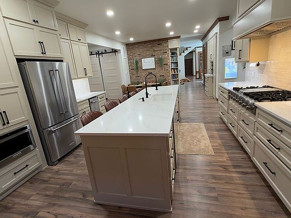 4th image of 190 Maple Dr