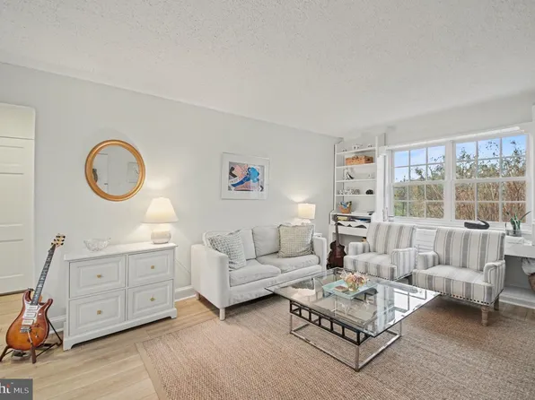 1632 W Abingdon Dr APT 302, Alexandria, VA 22314