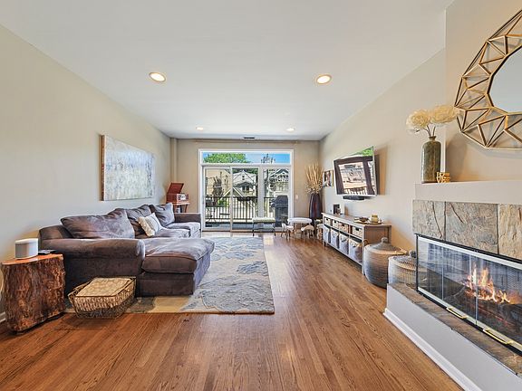 3rd image of 2040 W Belmont Ave APT 208