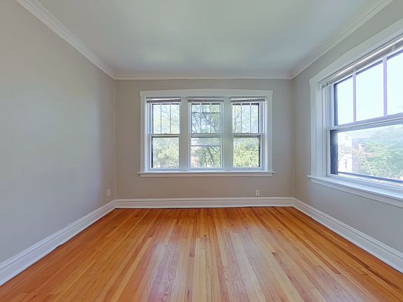 3rd image of 1331 W Addison St APT 2A