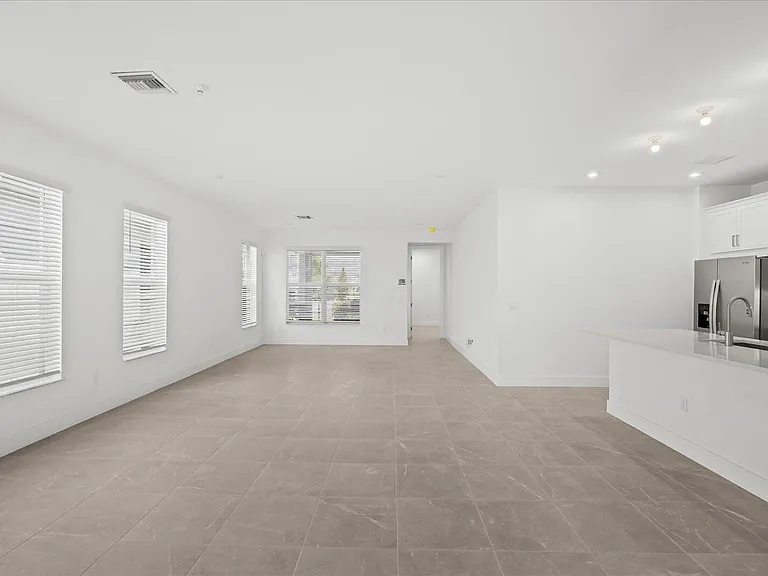 890 SW Newfield Pkwy — Photo 9