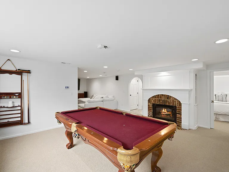 Bonus Room pool table area