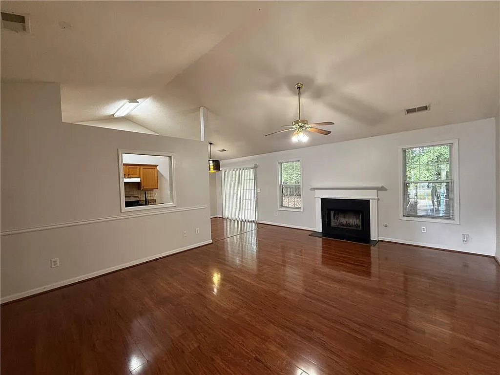 3 bed, 2.0 bath, 1272 sqft, $1,850 — Photo 3
