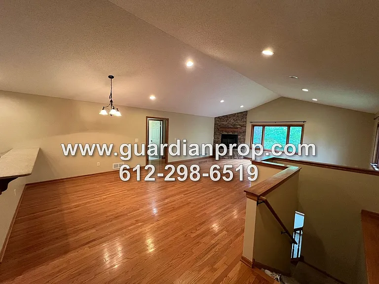 1158 Summit Ave — Photo 3