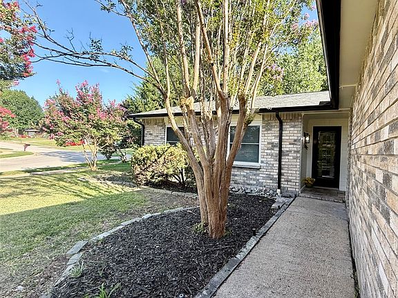2nd image of 1922 Baywood Ln