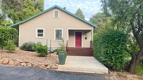 102 Cedar St Photo 1