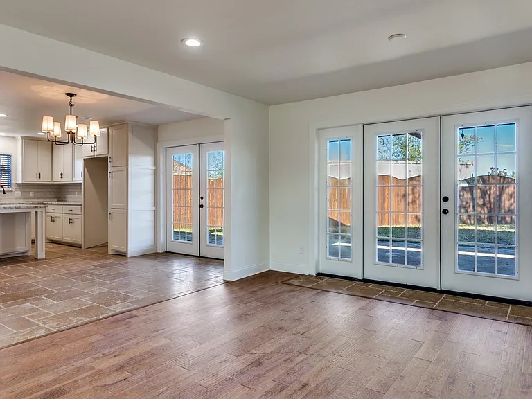 1024 W Apache Trl — Photo 4