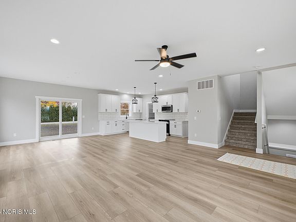5th image of 915 Manitoba Dr