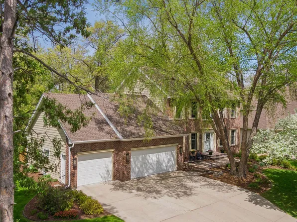 75 Wildridge Rd, Mahtomedi, MN 55115