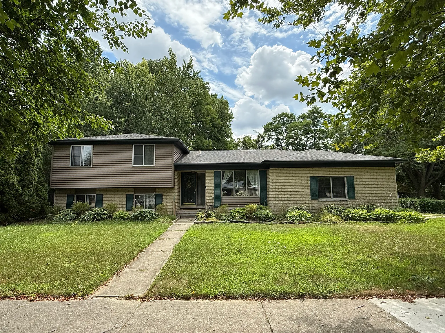 4 bed, 1973 sqft, $2,700 — Photo 1