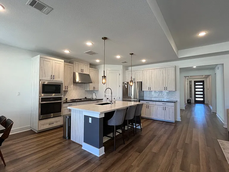 1404 Castalo Ln — Photo 4