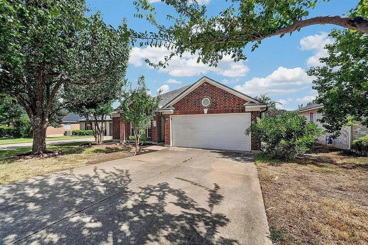 3 bed, 2.5 bath, 1666 sqft, $2,200 — Photo 3