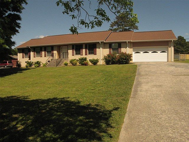 1st image of 824 N College Dr