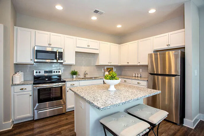 3 bed, 2.0 bath, 1266 sqft, $1,914 — Photo 2