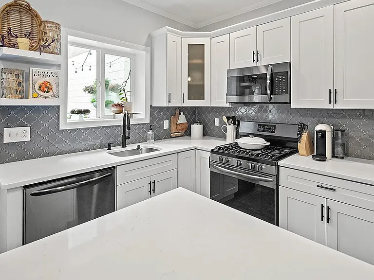 114 E Allen St — Photo 5