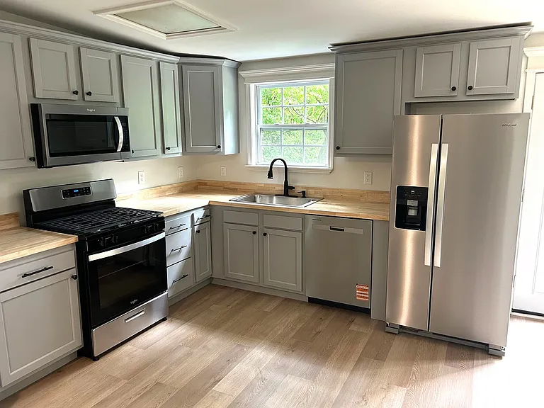 425 E Walnut St — Photo 2