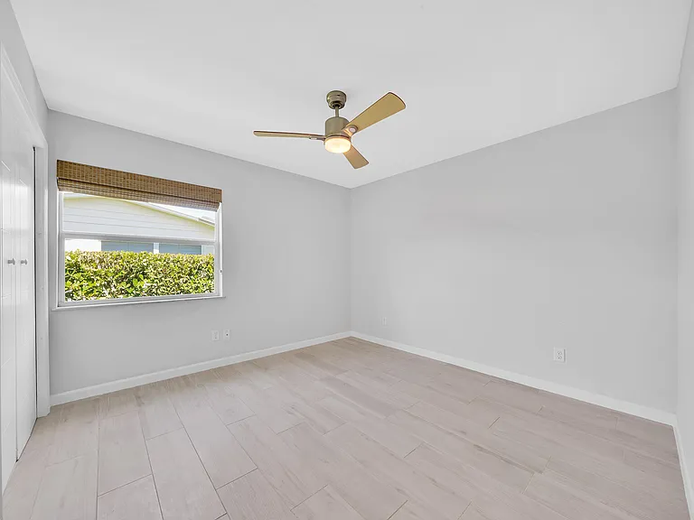 2388 E Edgewater Dr — Photo 10