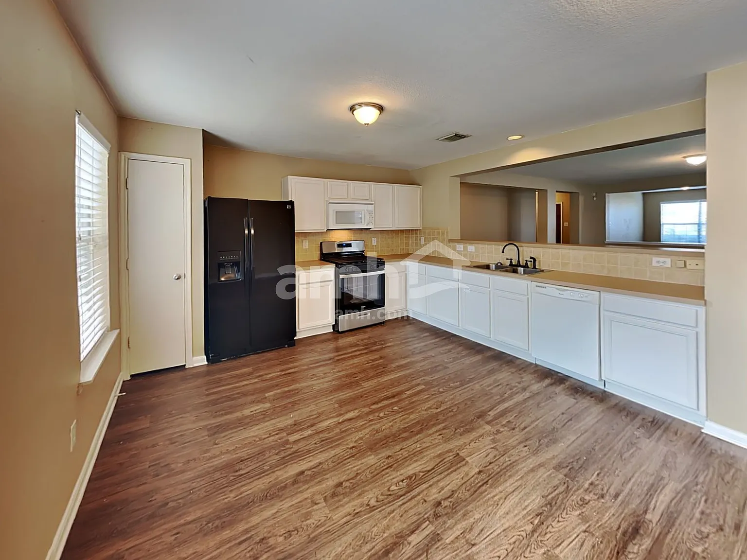 3 bed, 2.0 bath, 1825 sqft, $1,950 — Photo 3