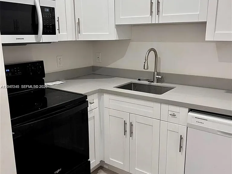852 SW 13th Ave #3 — Photo 6