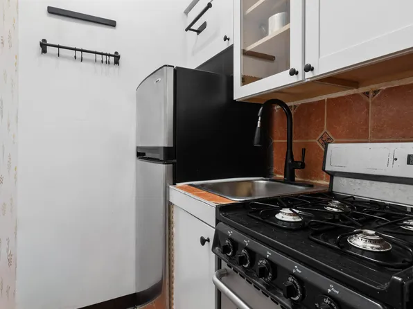 2790 Broadway image 3 of 8