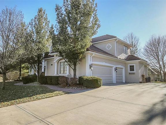 2nd image of 625 NE Lake Pointe Dr