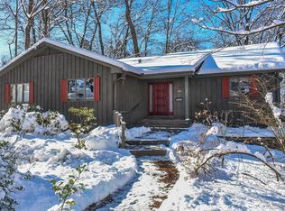 195 Meadowbrook Rd, Longmeadow, MA 01106