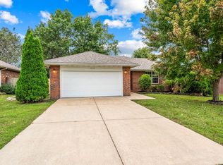 3828 W Creekside Ct, Springfield, MO 65802