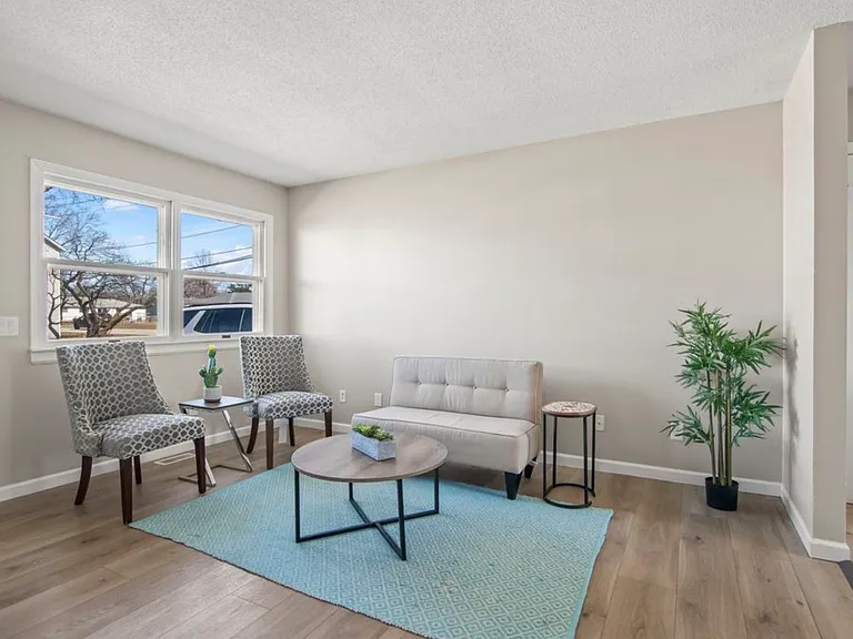 114 E Spruce St — Photo 4