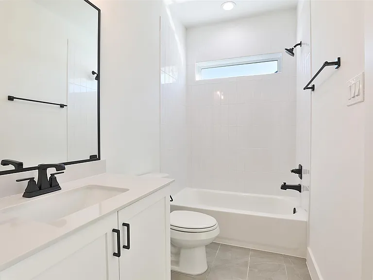 1020 W 15th 1/2 St #B — Photo 40