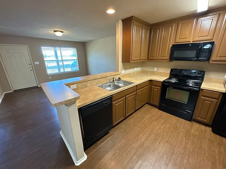 2725 Lovers Ln — Photo 5