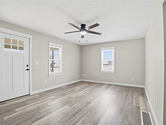 4th image of 206 Edgelawn St
