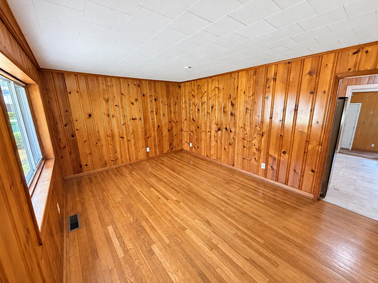 3 bed, 1.5 bath, 1350 sqft, $1,800 — Photo 2